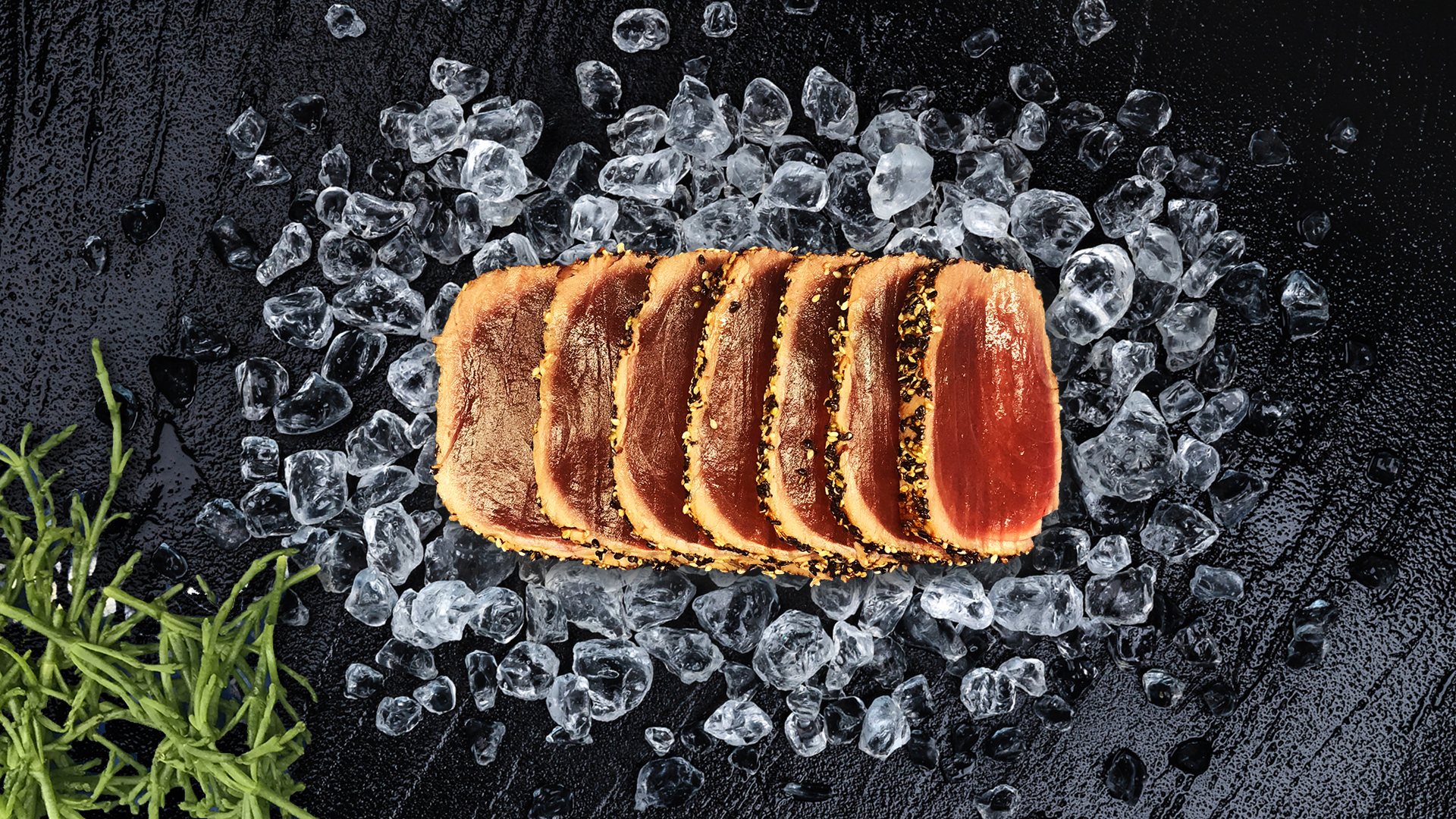 Plakjes verse tataki op ijs